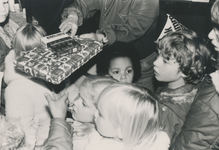 863222 Afbeelding van het uitdelen van cadeautjes tijdens de Sinterklaasviering voor Wijk C-kinderen op de Vrije Vloer ...